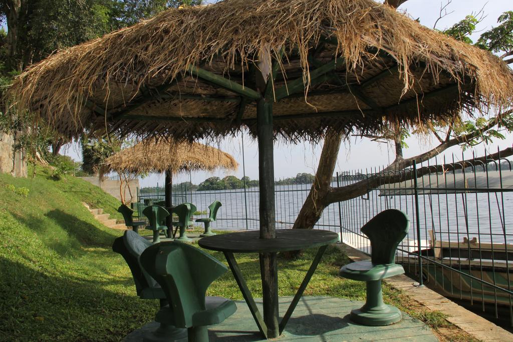 Lake Wind Hotel Tissamaharama Exterior photo