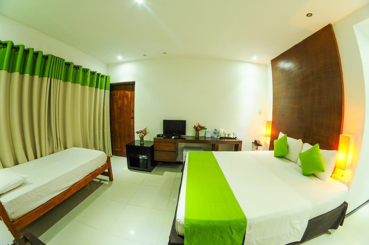 Lake Wind Hotel Tissamaharama Exterior photo