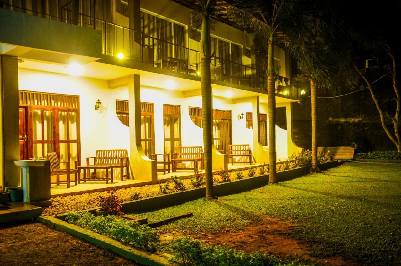 Lake Wind Hotel Tissamaharama Exterior photo