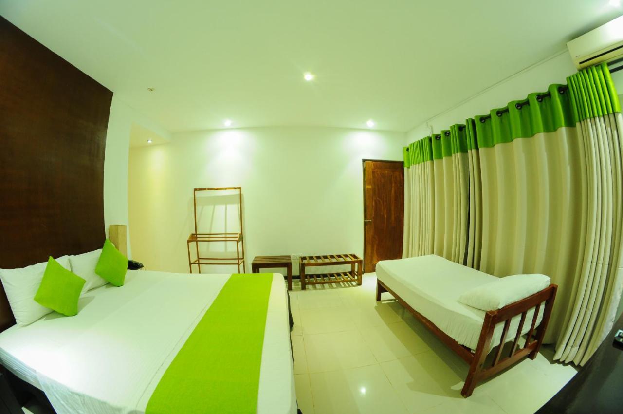 Lake Wind Hotel Tissamaharama Exterior photo