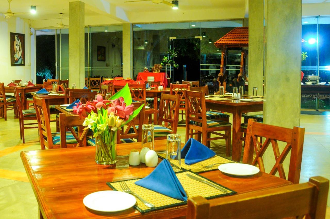 Lake Wind Hotel Tissamaharama Exterior photo