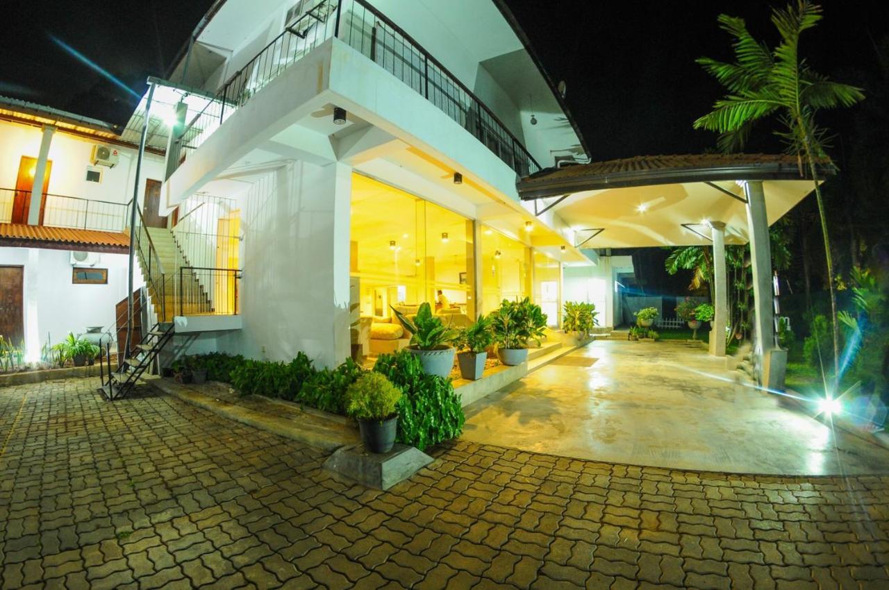 Lake Wind Hotel Tissamaharama Exterior photo